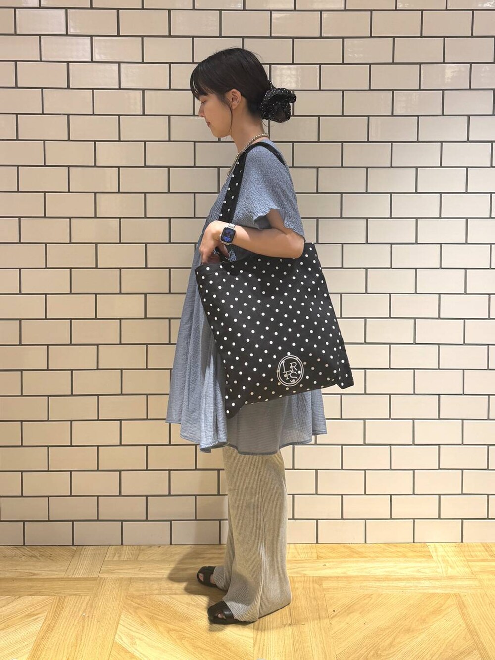 ホワイト系のキャミソール、その他のトートバッグ、ブラック系のサンダルを着用したレディースの夏コーディネートの3枚目の写真