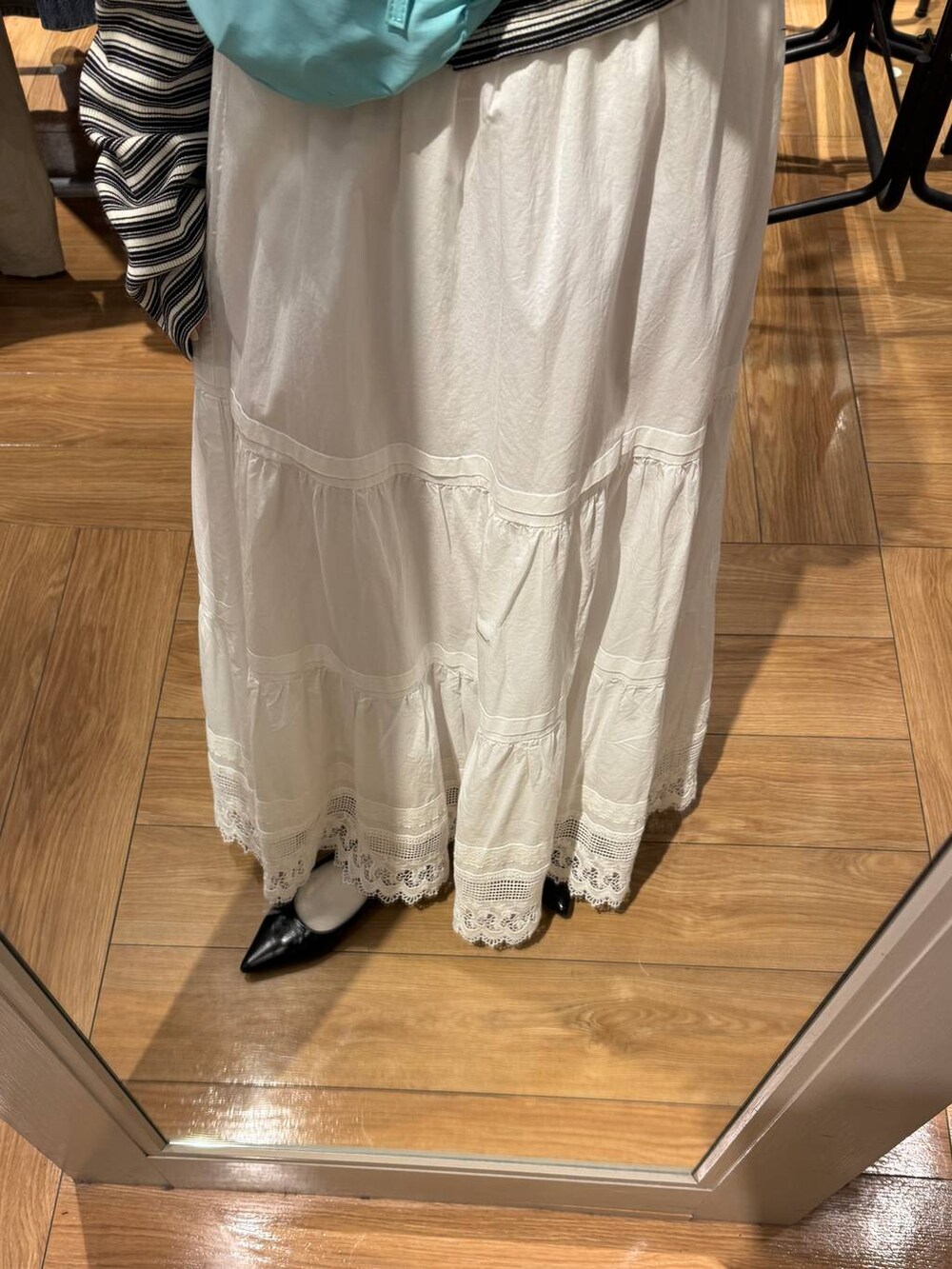 ブラック系のパンプス、ブルー系のボディバッグ/ウエストポーチ、グレー系のカーディガン/ボレロを着用したレディースの春コーディネートの3枚目の写真