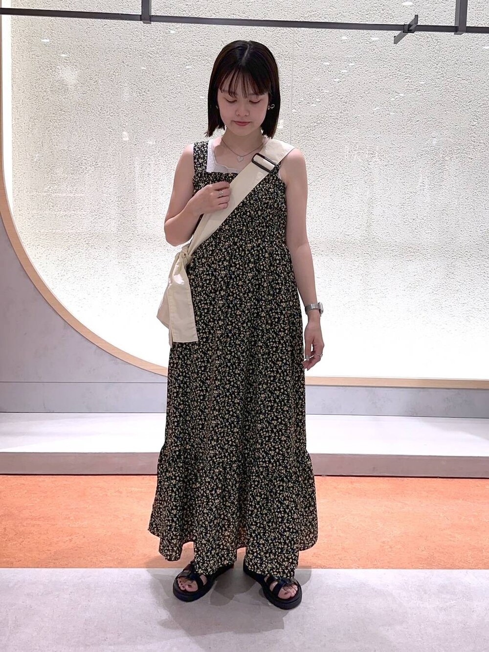 ホワイト系のタンクトップ、ブラック系のスニーカー、その他のワンピースを着用したレディースの夏コーディネートの4枚目の写真