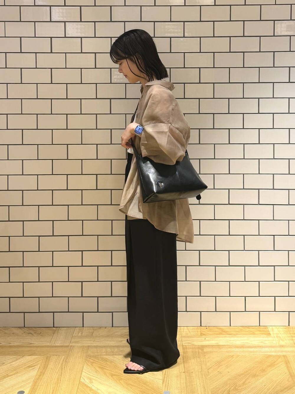 ホワイト系のキャミソール、その他のシャツ/ブラウス、ブラック系のサンダルを着用したレディースの夏コーディネートの3枚目の写真