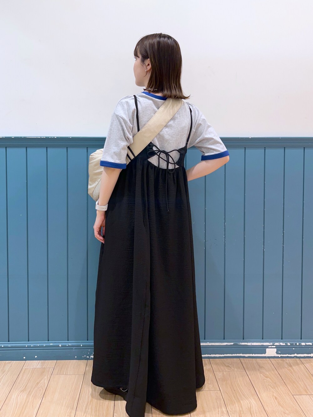 グレー系のTシャツ/カットソー、ホワイト系のショルダーバッグ、ブラック系のワンピースを着用したレディースの春コーディネートの2枚目の写真