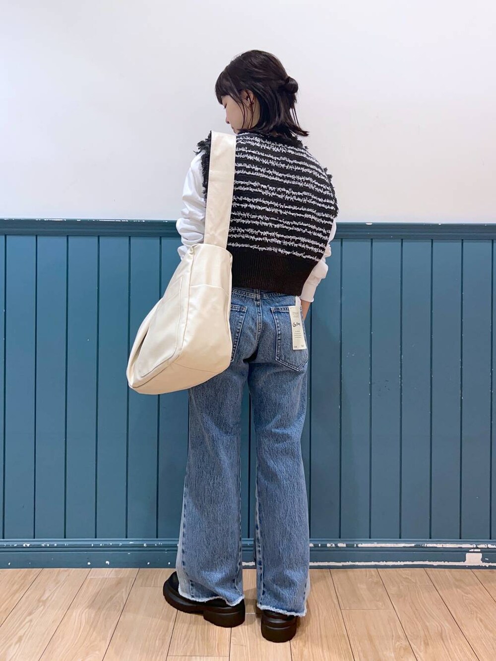 ブラック系のボディバッグ/ウエストポーチ、その他のデニムパンツ、ブラック系のベストを着用したレディースの秋コーディネートの3枚目の写真