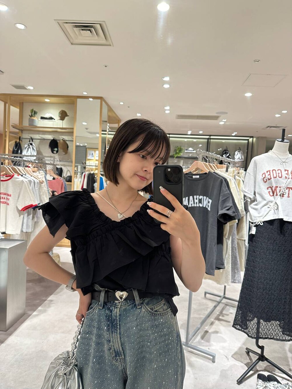 ブラック系のサンダル、シルバー系のショルダーバッグ、ホワイト系のキャミソールを着用したレディースの夏コーディネートの5枚目の写真