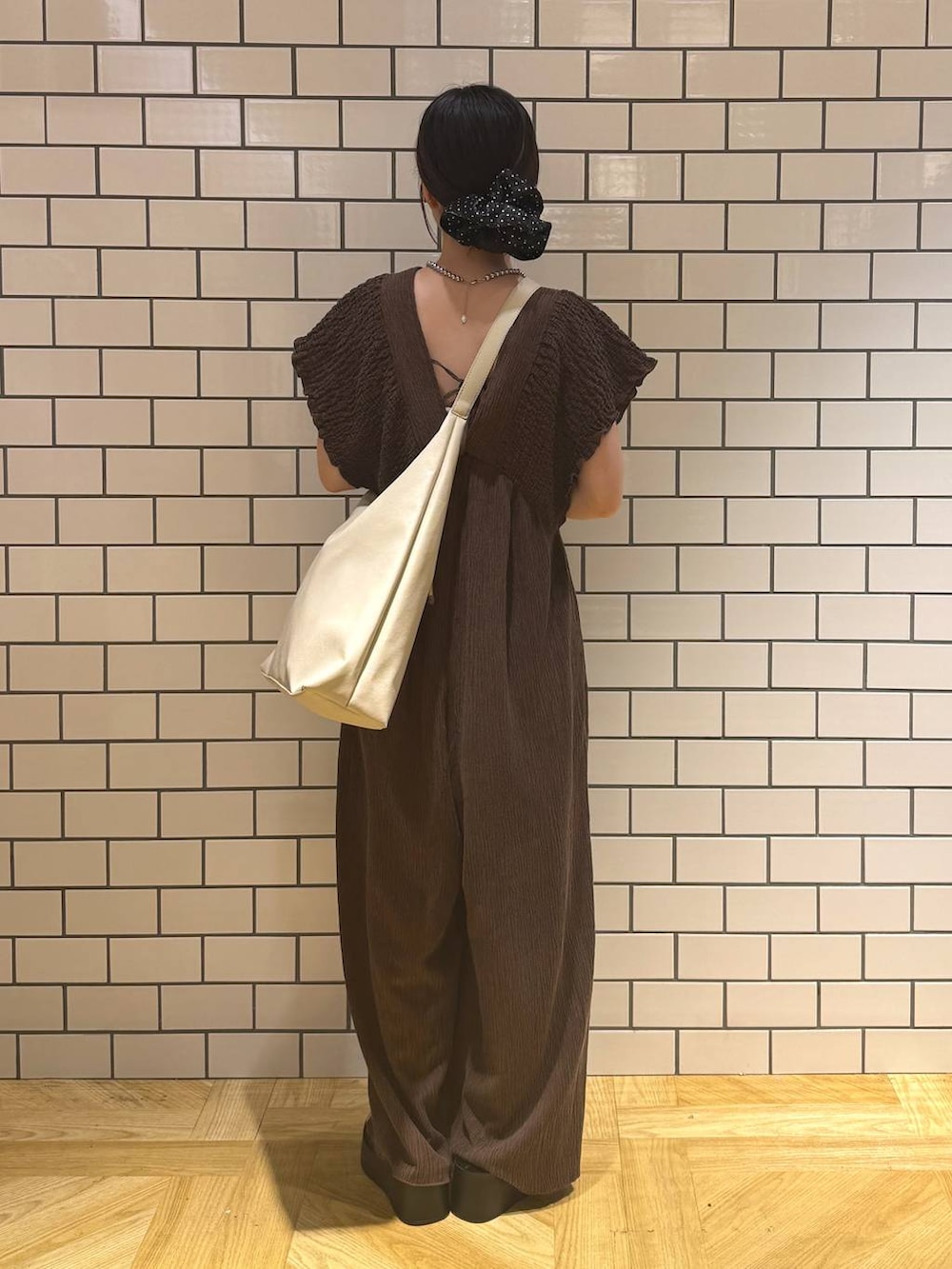 ホワイト系のショルダーバッグ、ホワイト系のキャミソール、ブラック系のサンダルを着用したレディースの夏コーディネートの4枚目の写真