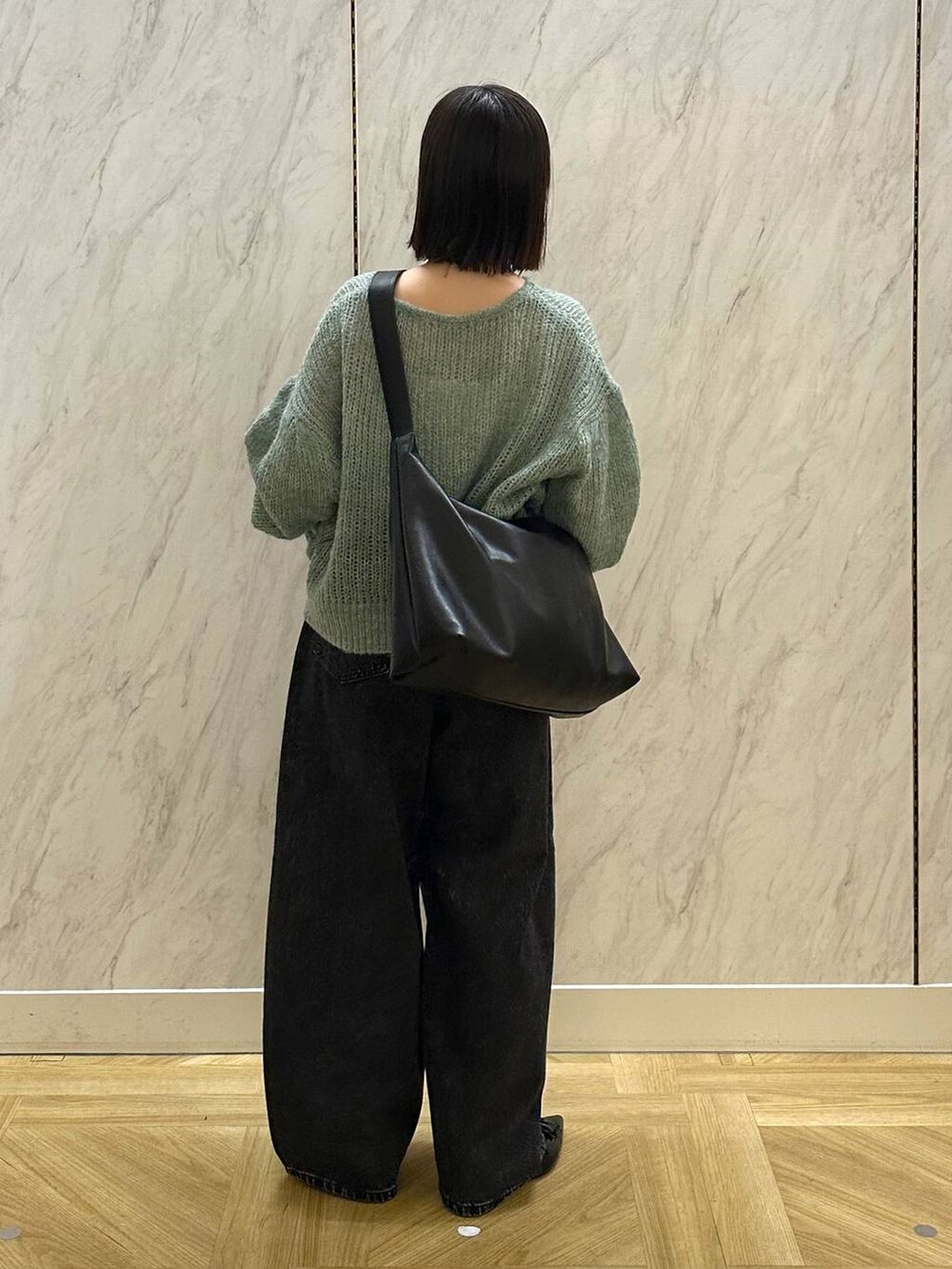ブラック系のボディバッグ/ウエストポーチ、ブラック系のデニムパンツ、ブラック系のパンプスを着用したレディースの秋コーディネートの4枚目の写真