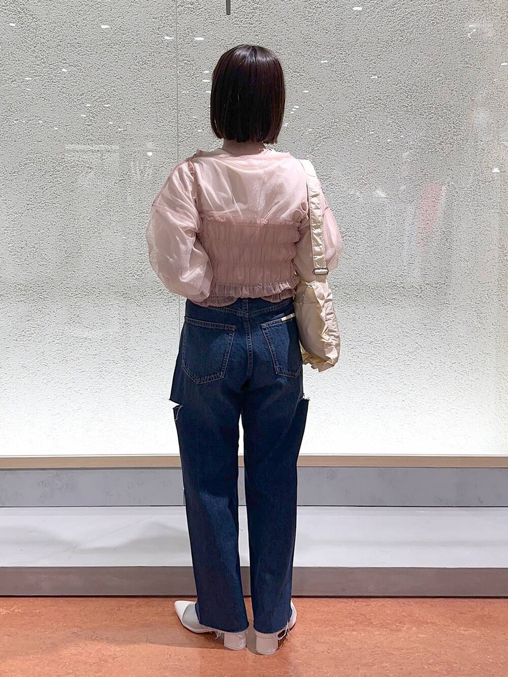 ホワイト系のブーツ、ベージュ系のTシャツ/カットソー、ホワイト系のTシャツ/カットソーを着用したレディースの春コーディネートの4枚目の写真