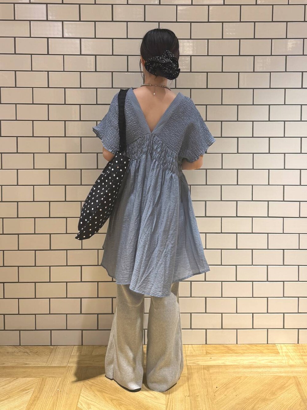 ホワイト系のキャミソール、その他のトートバッグ、ブラック系のサンダルを着用したレディースの夏コーディネートの4枚目の写真