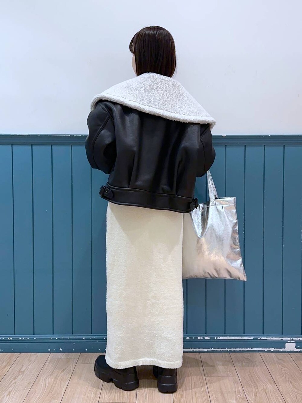 ブラック系のブーツ、シルバー系のトートバッグ、ブルー系のTシャツ/カットソーを着用したレディースの冬コーディネートの4枚目の写真