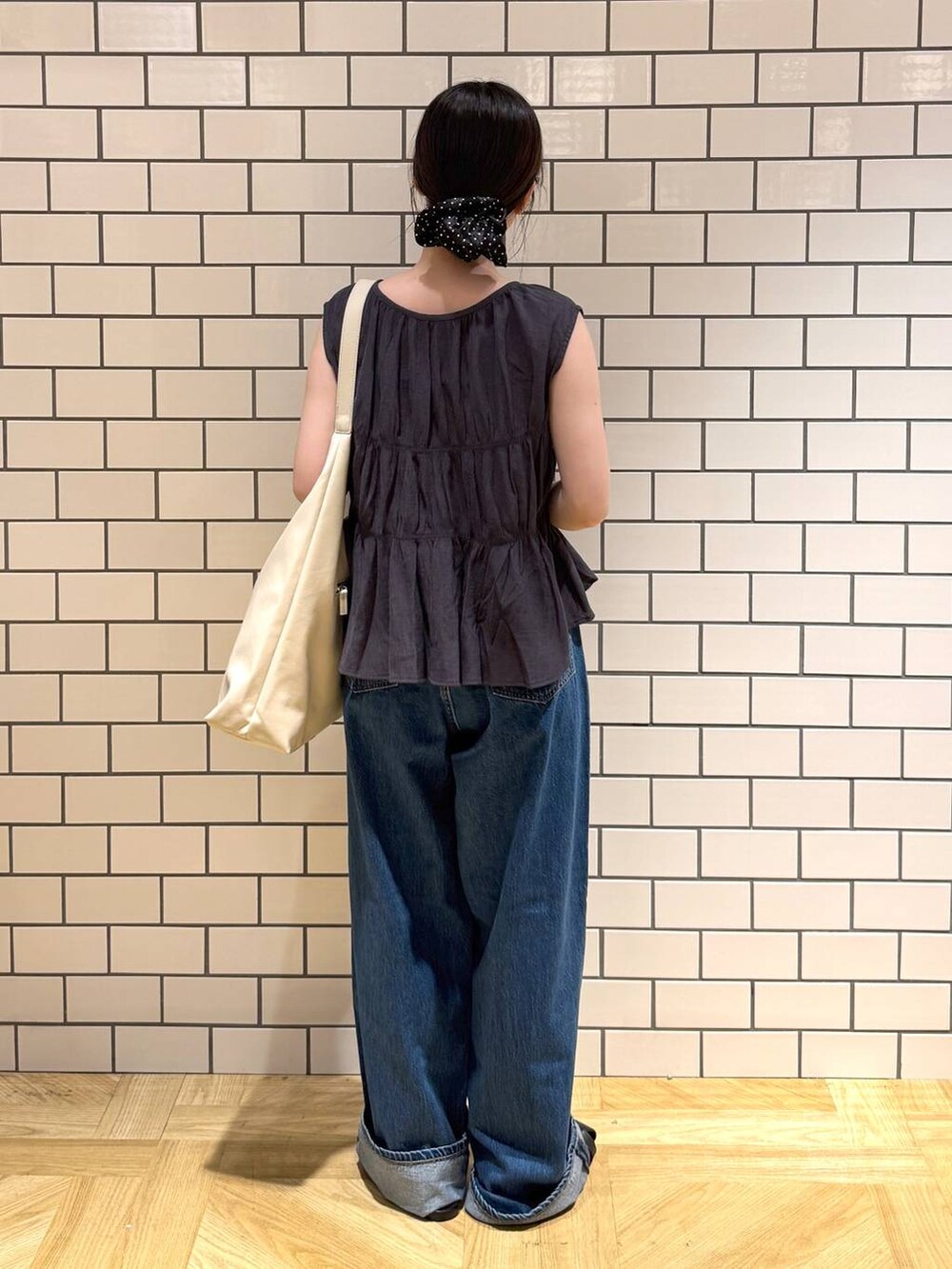 ホワイト系のショルダーバッグ、ホワイト系のキャミソール、ブラック系のサンダルを着用したレディースの夏コーディネートの4枚目の写真