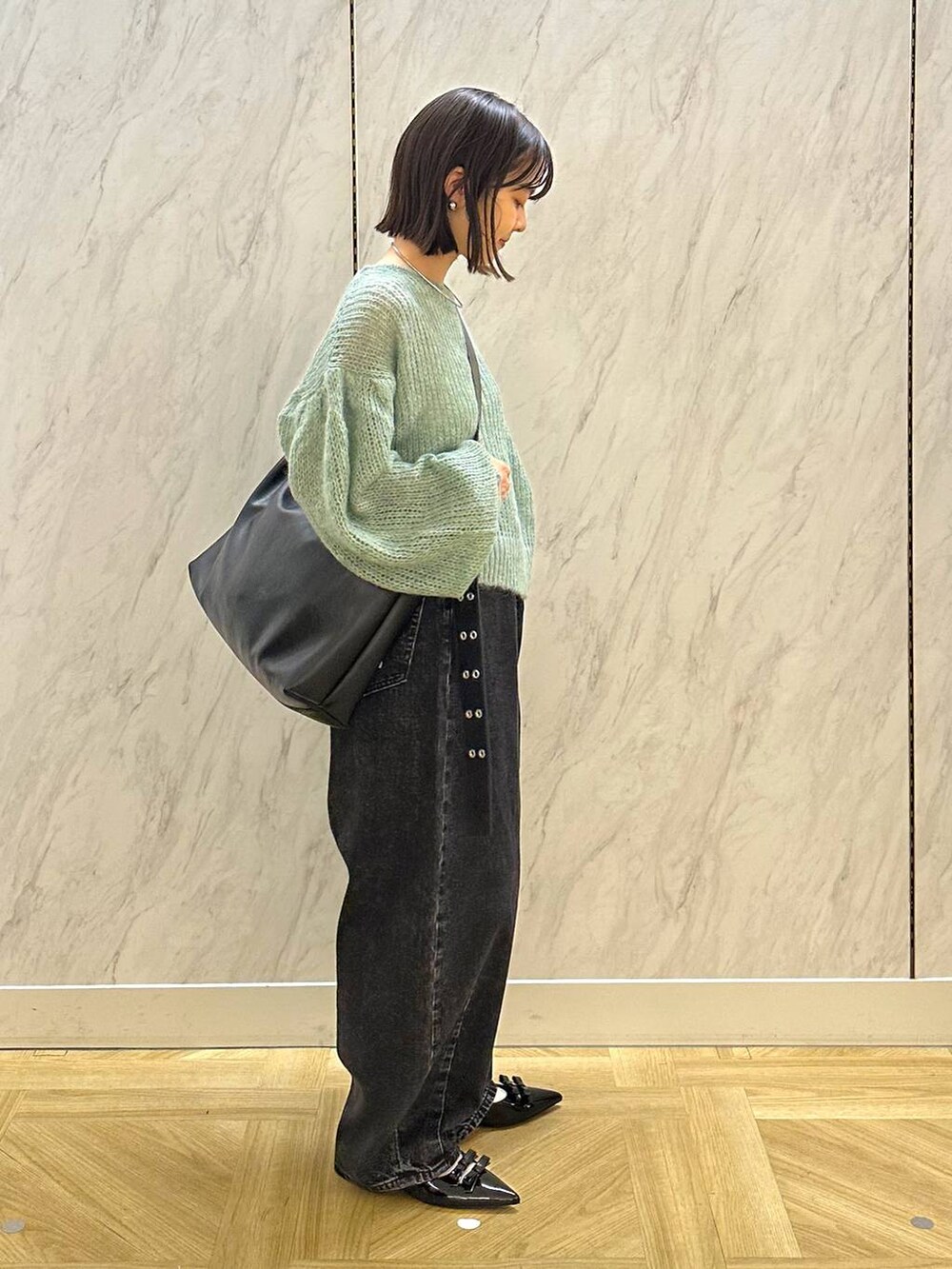 ブラック系のボディバッグ/ウエストポーチ、ブラック系のデニムパンツ、ブラック系のパンプスを着用したレディースの秋コーディネートの3枚目の写真