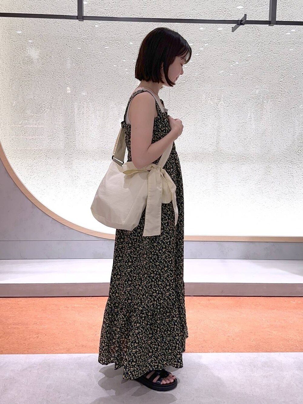 ホワイト系のタンクトップ、ブラック系のスニーカー、その他のワンピースを着用したレディースの夏コーディネートの2枚目の写真