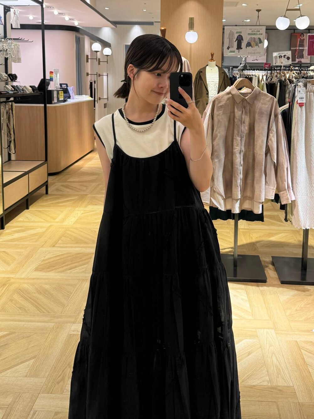 ホワイト系のタンクトップ、ホワイト系のイヤーカフを着用したレディースの夏コーディネートの2枚目の写真