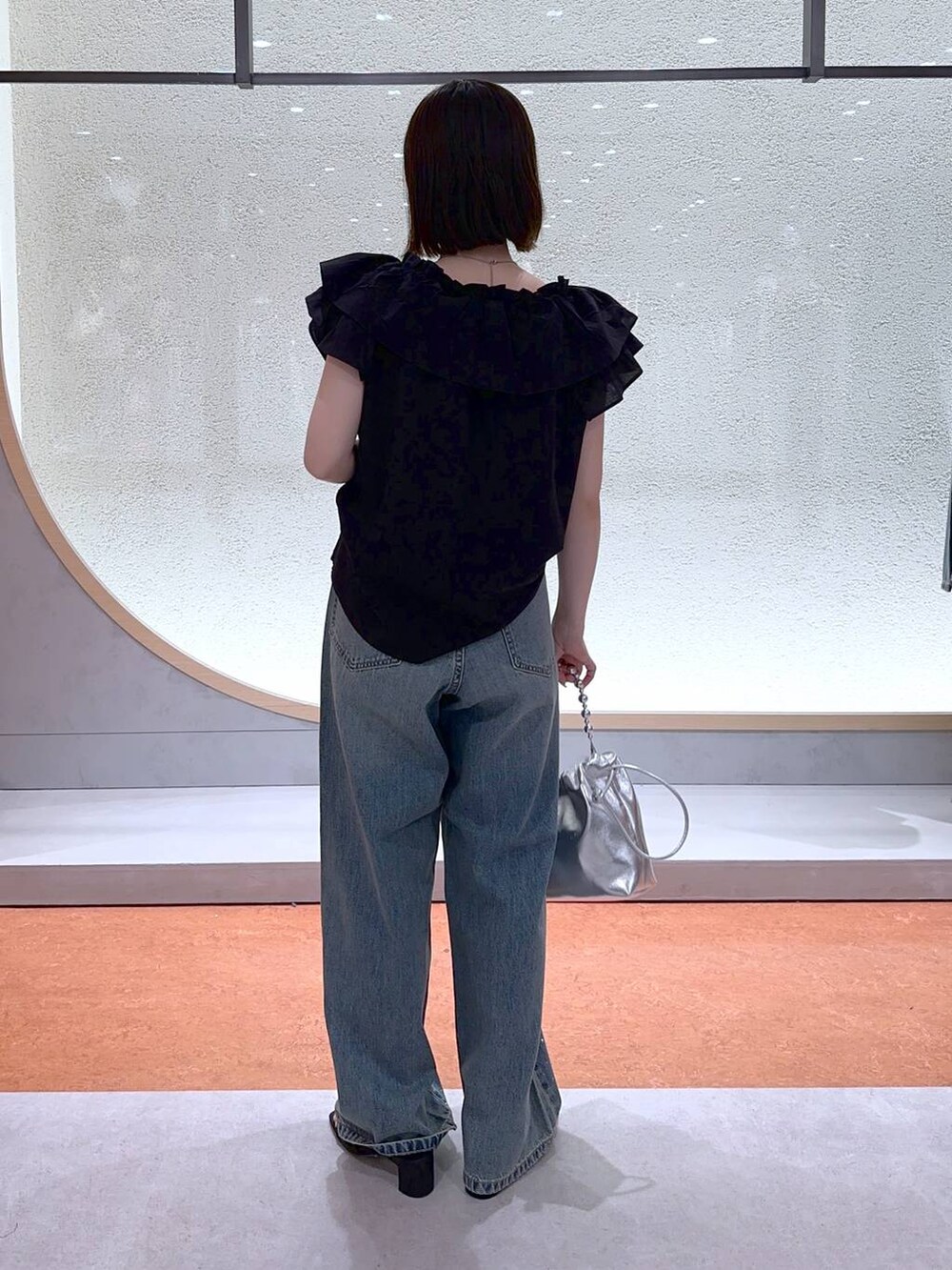 ブラック系のサンダル、シルバー系のショルダーバッグ、ホワイト系のキャミソールを着用したレディースの夏コーディネートの4枚目の写真