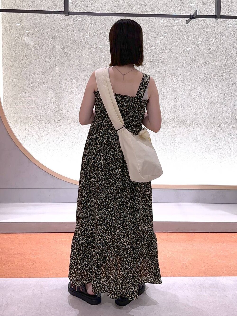 ホワイト系のタンクトップ、ブラック系のスニーカー、その他のワンピースを着用したレディースの夏コーディネートの3枚目の写真