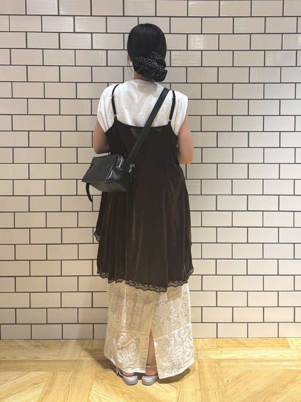 シルバー系のサンダル、ホワイト系のスカート、ホワイト系のTシャツ/カットソーを着用したレディースの夏コーディネートの4枚目の写真