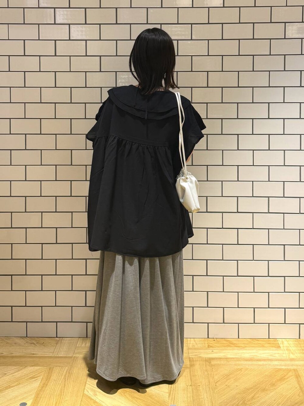 ホワイト系のショルダーバッグ、ブラック系のシャツ/ブラウス、ブラック系のサンダルを着用したレディースの夏コーディネートの4枚目の写真