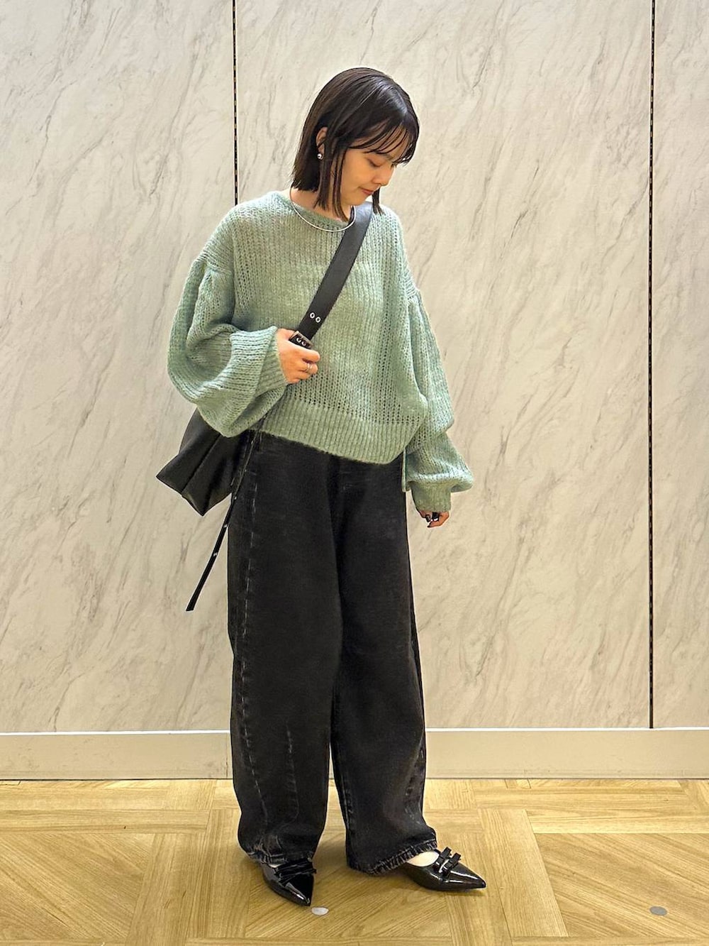 ブラック系のボディバッグ/ウエストポーチ、ブラック系のデニムパンツ、ブラック系のパンプスを着用したレディースの秋コーディネートの2枚目の写真