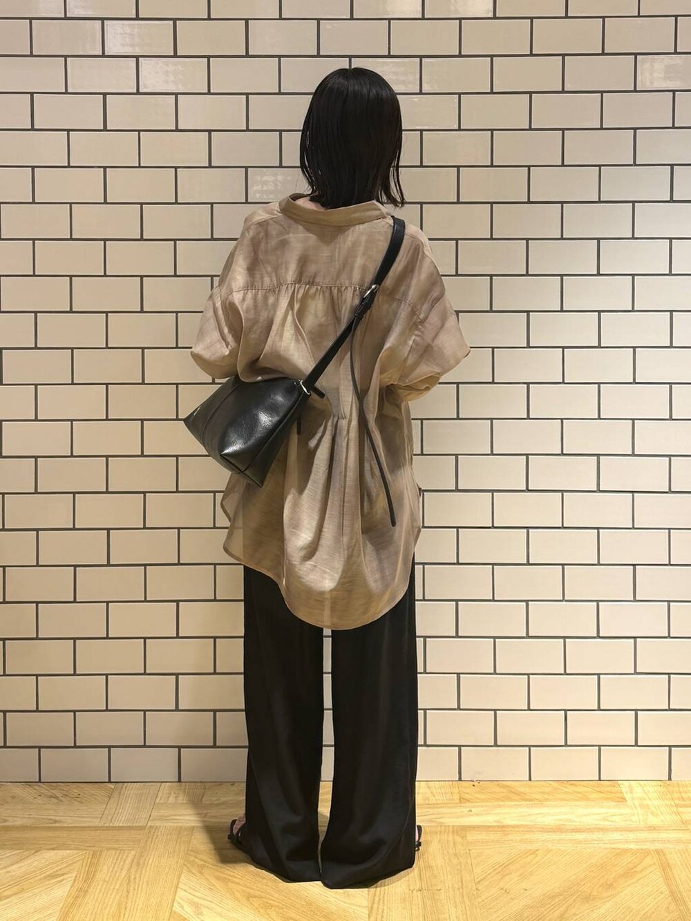 ホワイト系のキャミソール、その他のシャツ/ブラウス、ブラック系のサンダルを着用したレディースの夏コーディネートの4枚目の写真