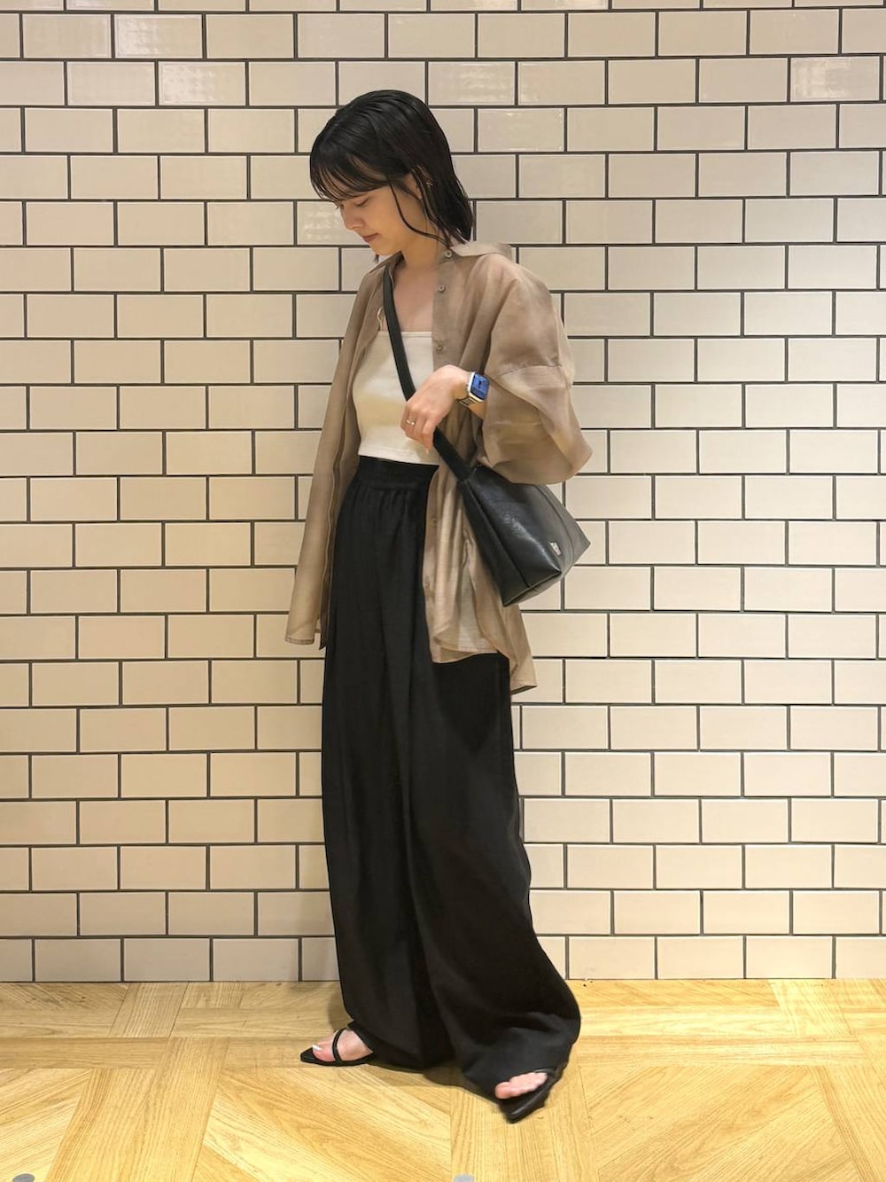 ホワイト系のキャミソール、その他のシャツ/ブラウス、ブラック系のサンダルを着用したレディースの夏コーディネートの2枚目の写真