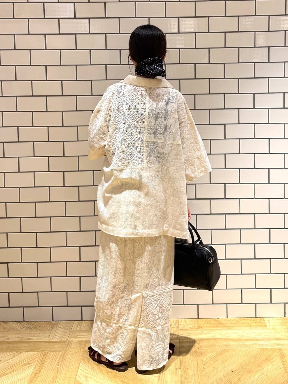 ブラック系のタンクトップ、ホワイト系のシャツ/ブラウス、ホワイト系のスカートを着用したレディースの夏コーディネートの4枚目の写真