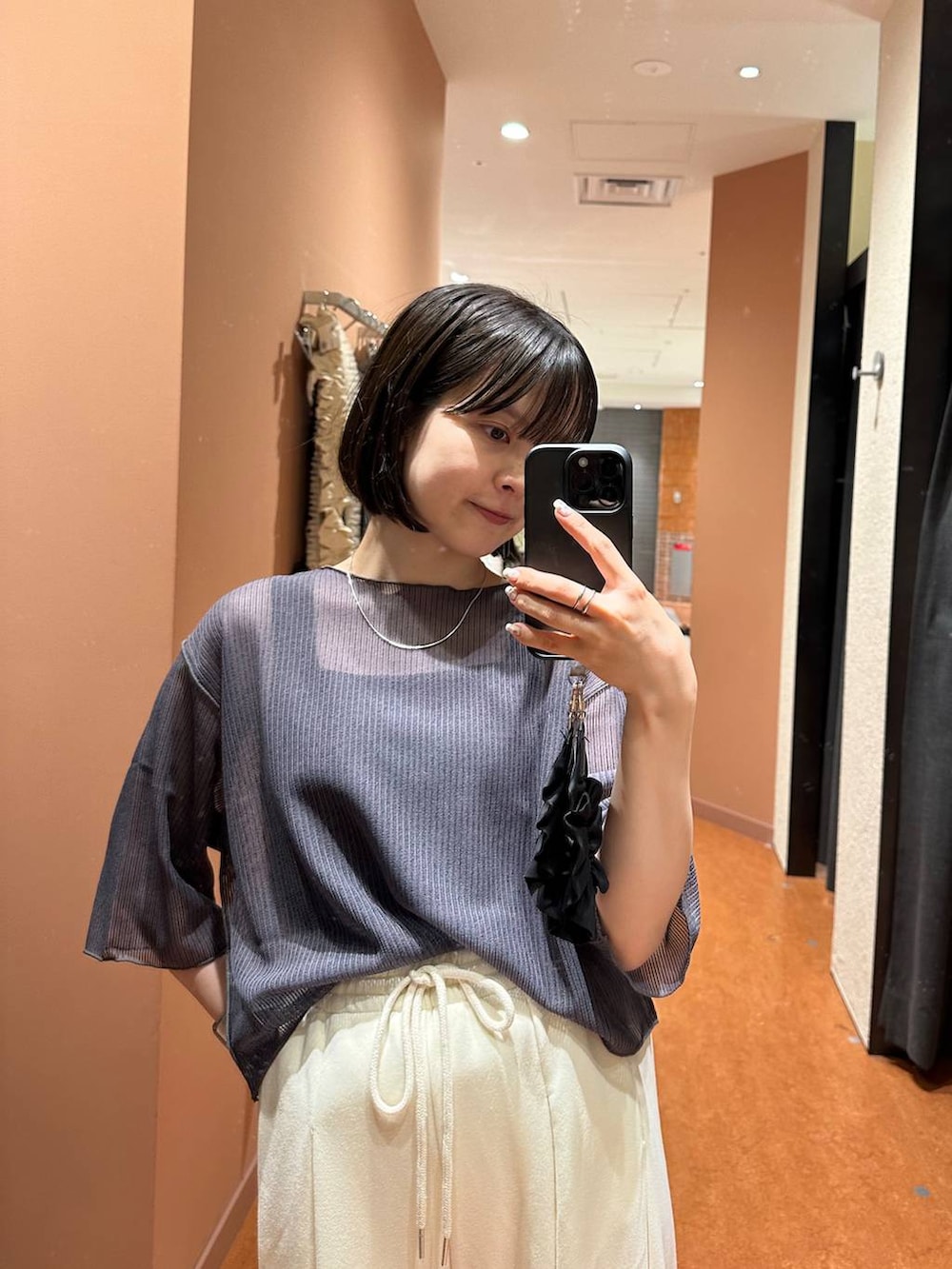 ブラック系のサンダル、ホワイト系のスウェットパンツ、グレー系のTシャツ/カットソーを着用したレディースの夏コーディネートの4枚目の写真