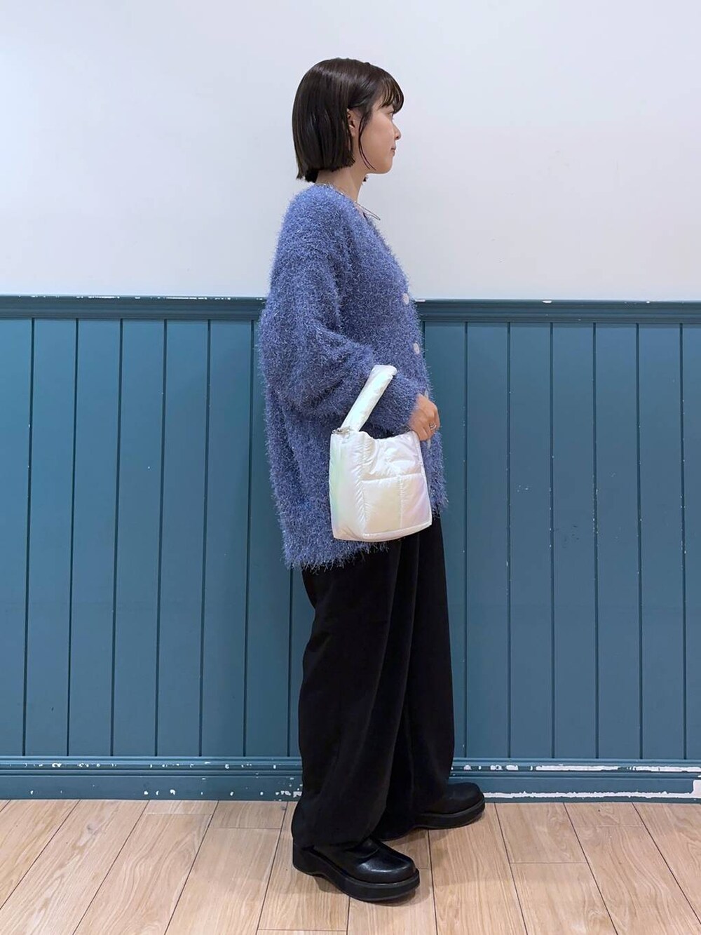 ブラック系のタンクトップ、ブラック系のブーツ、ブルー系のカーディガン/ボレロを着用したレディースの秋コーディネートの2枚目の写真