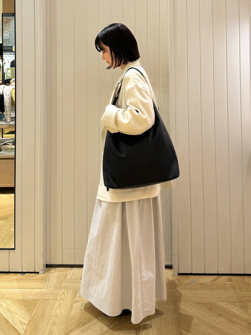 ブラック系のショルダーバッグ、ホワイト系のTシャツ/カットソー、その他のバレエシューズを着用したレディースの春コーディネートの3枚目の写真