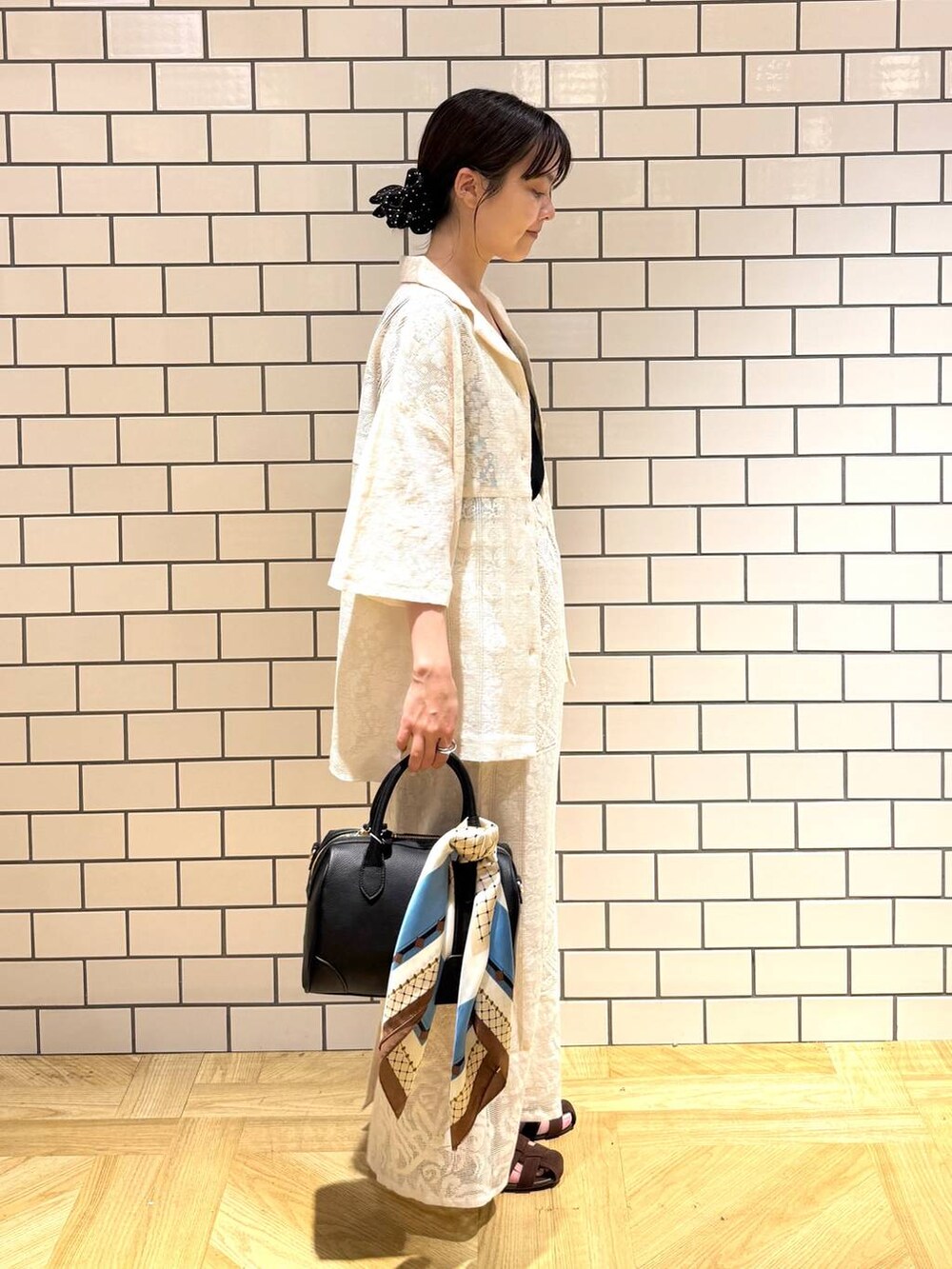 ブラック系のタンクトップ、ホワイト系のシャツ/ブラウス、ホワイト系のスカートを着用したレディースの夏コーディネートの3枚目の写真