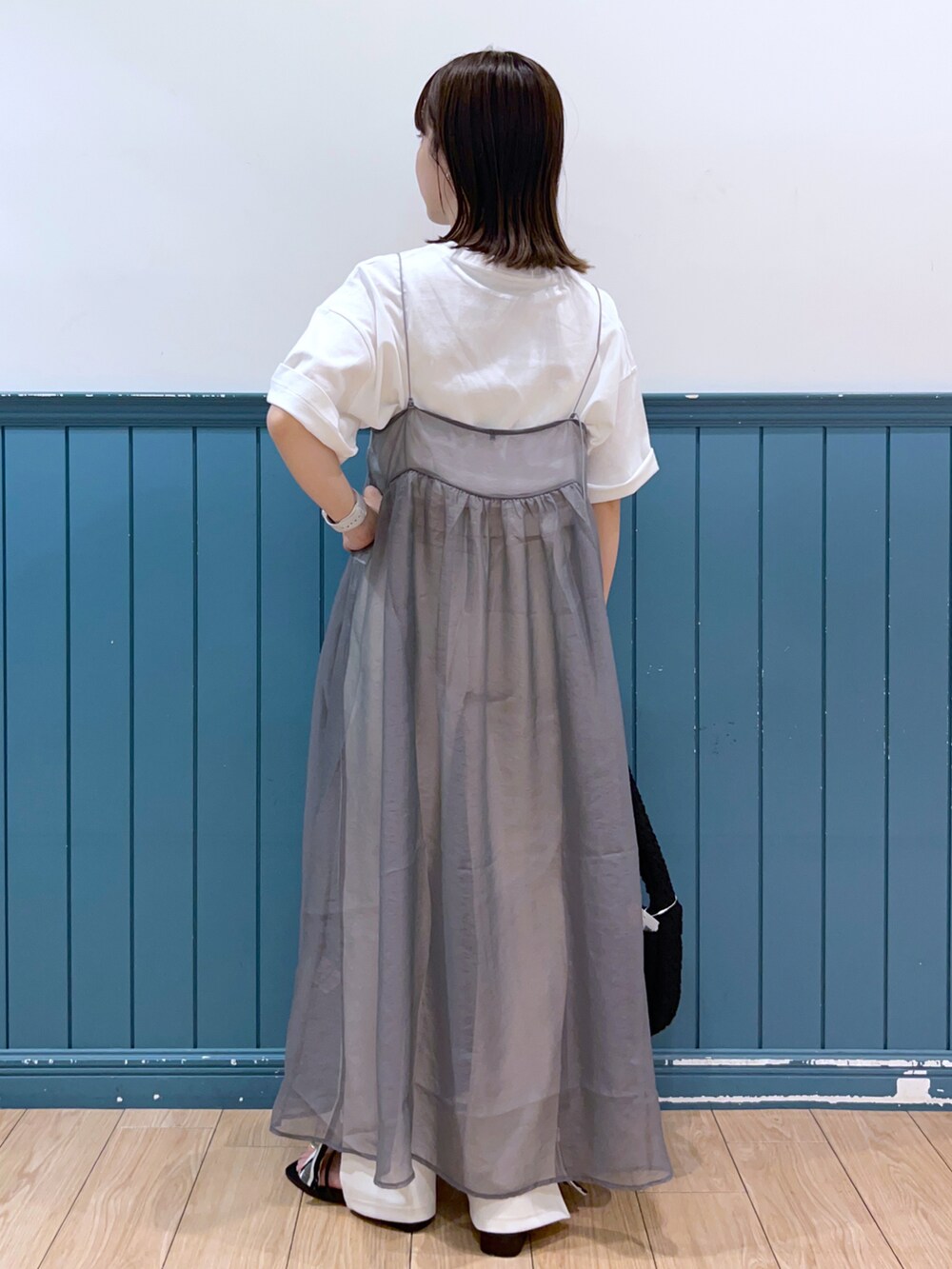 グレー系のワンピース、ホワイト系のTシャツ/カットソー、ホワイト系のその他パンツを着用したレディースの夏コーディネートの3枚目の写真