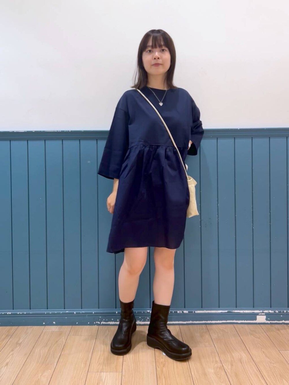 ブラック系のパンプス、ブルー系のTシャツ/カットソー、ホワイト系のショルダーバッグを着用したレディースの秋コーディネートの4枚目の写真
