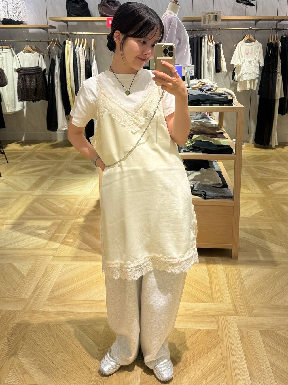 ホワイト系のTシャツ/カットソー、グレー系のデニムパンツ、ホワイト系のキャミソールを着用したレディースの夏コーディネートの2枚目の写真