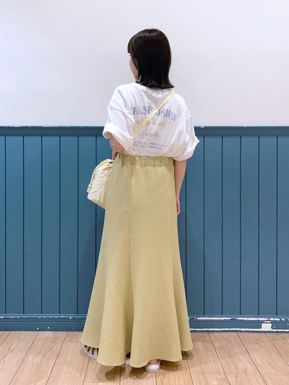 「スカートコーデ、Tシャツ、ビックT、グルカサンダル、サンダル、ナイロンバッグ、ショルダーバッグ、低身長コーデ、キイロコーデ、黄色コーデ」｜「LOWRYS FARMのUSEDツアーTSS　908136（Tシャツ/カットソー、ホワイト系）」を使った、aiさん（レディース・151cm）の夏コーディネートの2枚目の写真