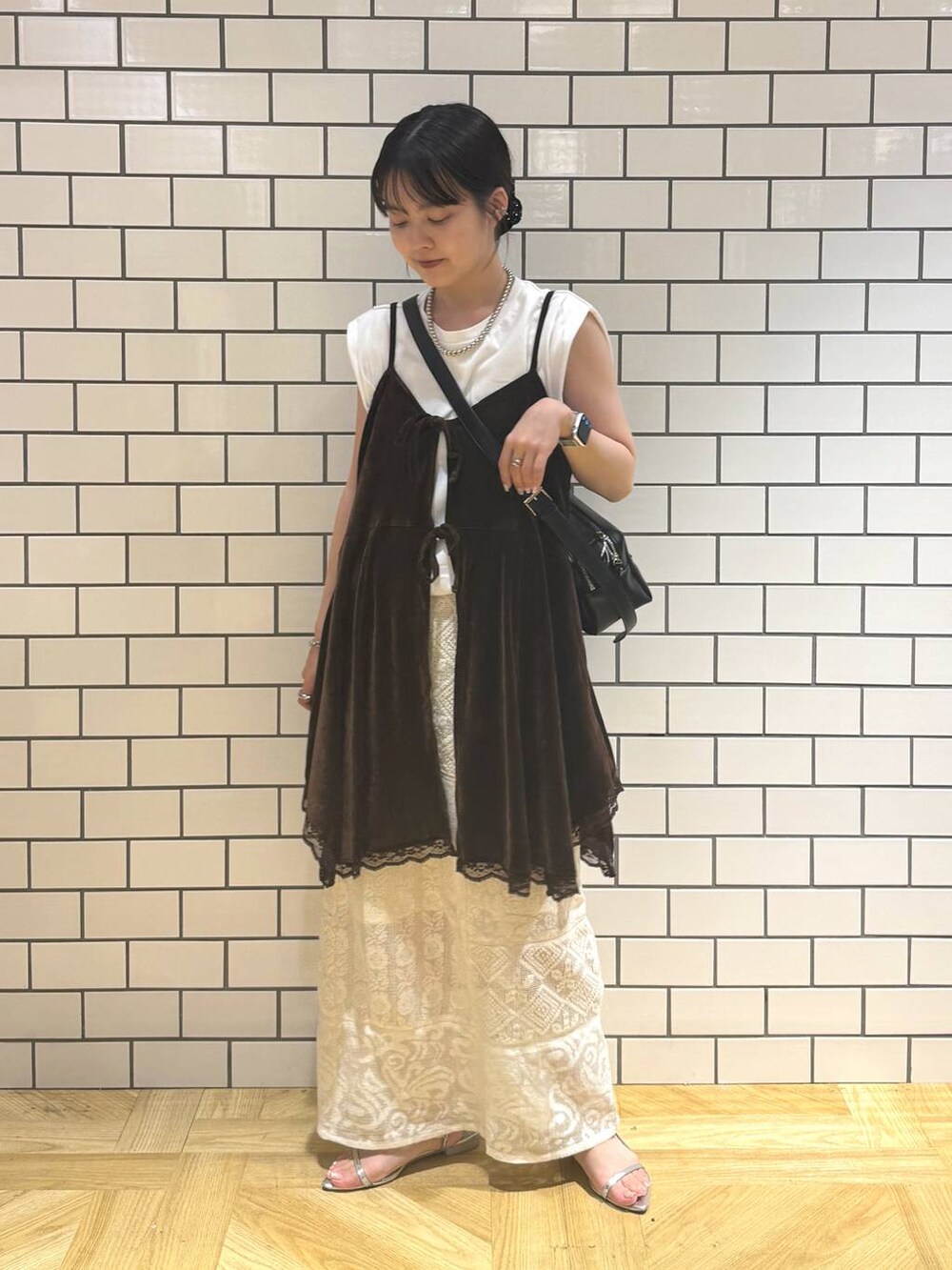 シルバー系のサンダル、ホワイト系のスカート、ホワイト系のTシャツ/カットソーを着用したレディースの夏コーディネートの2枚目の写真