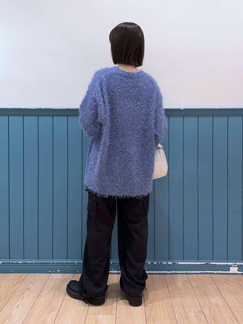 ブラック系のタンクトップ、ブラック系のブーツ、ブルー系のカーディガン/ボレロを着用したレディースの秋コーディネートの3枚目の写真