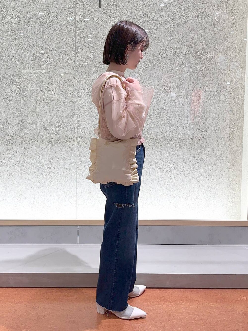 ホワイト系のブーツ、ベージュ系のTシャツ/カットソー、ホワイト系のTシャツ/カットソーを着用したレディースの春コーディネートの3枚目の写真