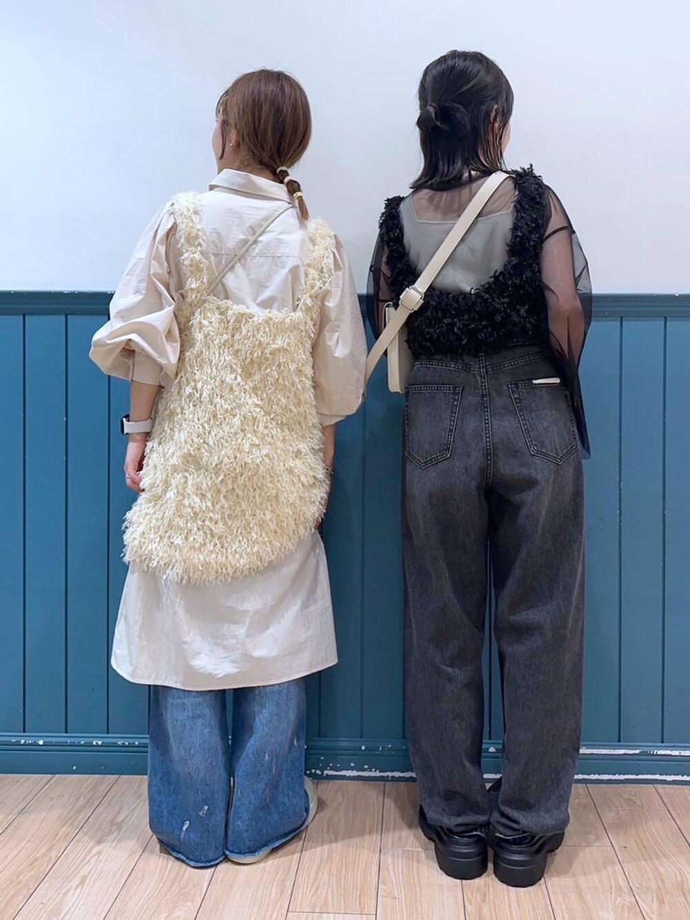 ホワイト系のショルダーバッグ、ブラック系のデニムパンツ、その他のデニムパンツを着用したレディースの秋コーディネートの2枚目の写真