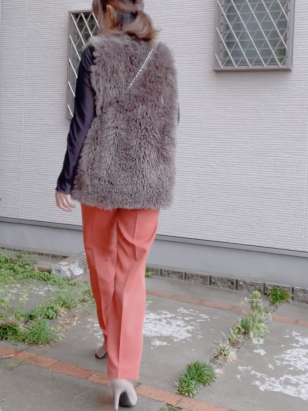 グレー系のノーカラージャケット、ピンク系のスラックス、その他のシューズを着用したレディースの秋コーディネートの2枚目の写真