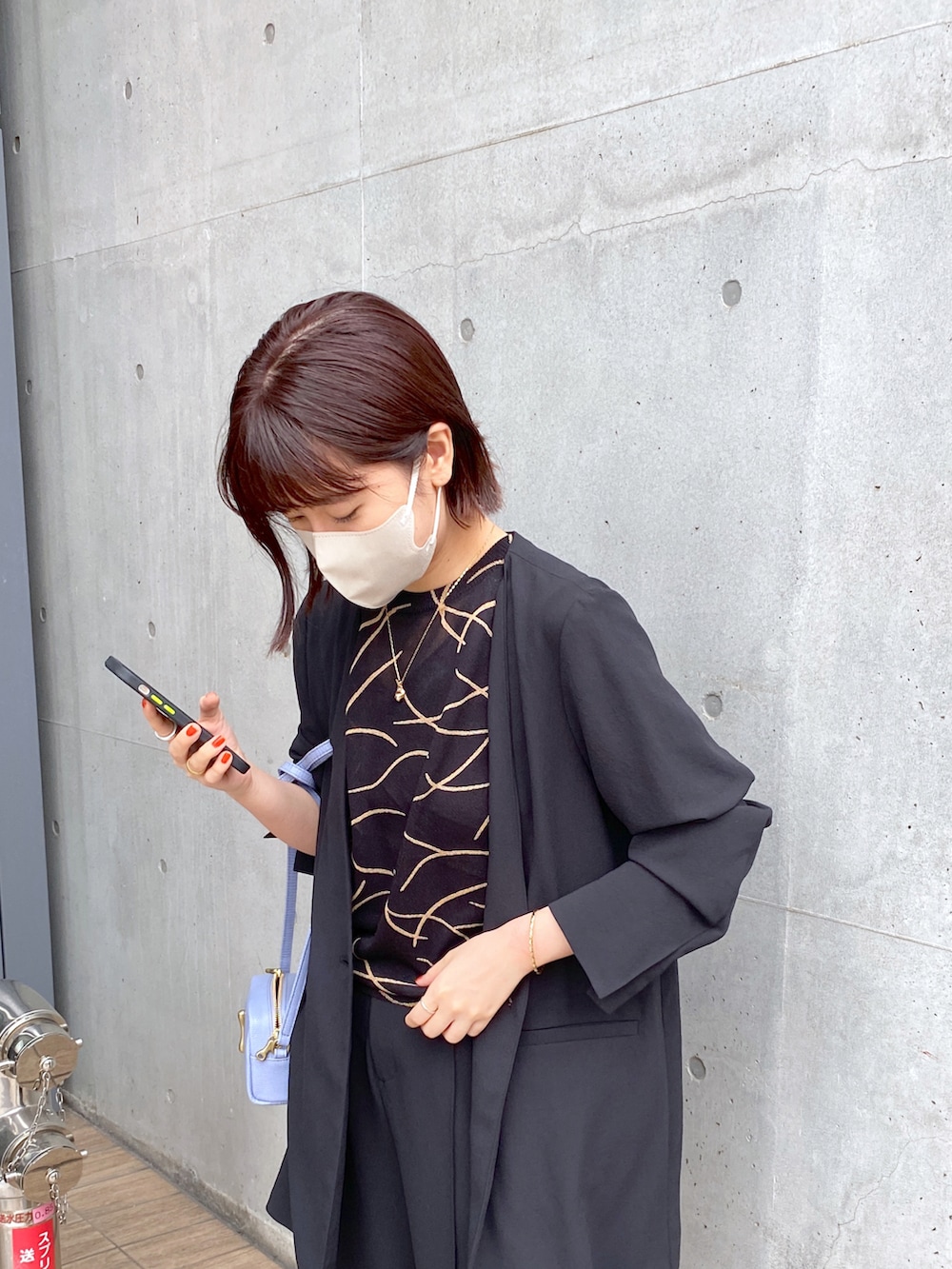 「お仕事コーデ、OLコーデ、スーツスタイル、柄ニット、夏コーデ、春コーデ、ジャケット、ワイドパンツ、スラックス、ママコーデ、黒、モノトーン、ブラックコーデ、ミニバッグ、着痩せコーデ」｜「TOFF&LOADSTONEのレビュー・リザードミニ（ショルダーバッグ、ブルー系）」を使った、numaさん（レディース・153cm）の夏コーディネートの2枚目の写真