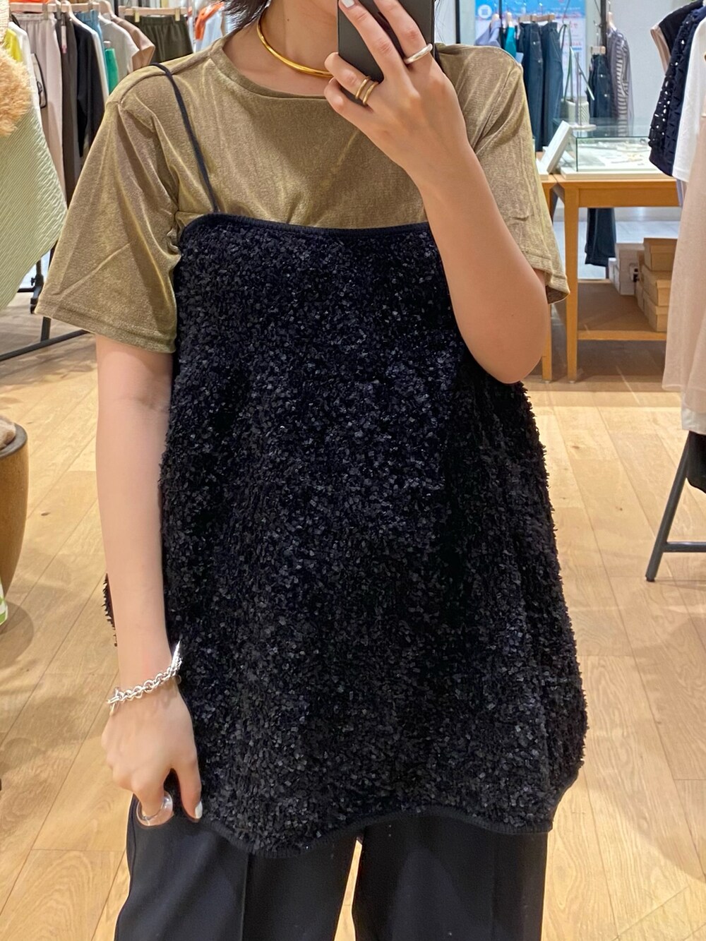 グリーン系のTシャツ/カットソー、ブラック系のキャミソール、ブラック系のスラックスを着用したレディースの夏コーディネートの2枚目の写真