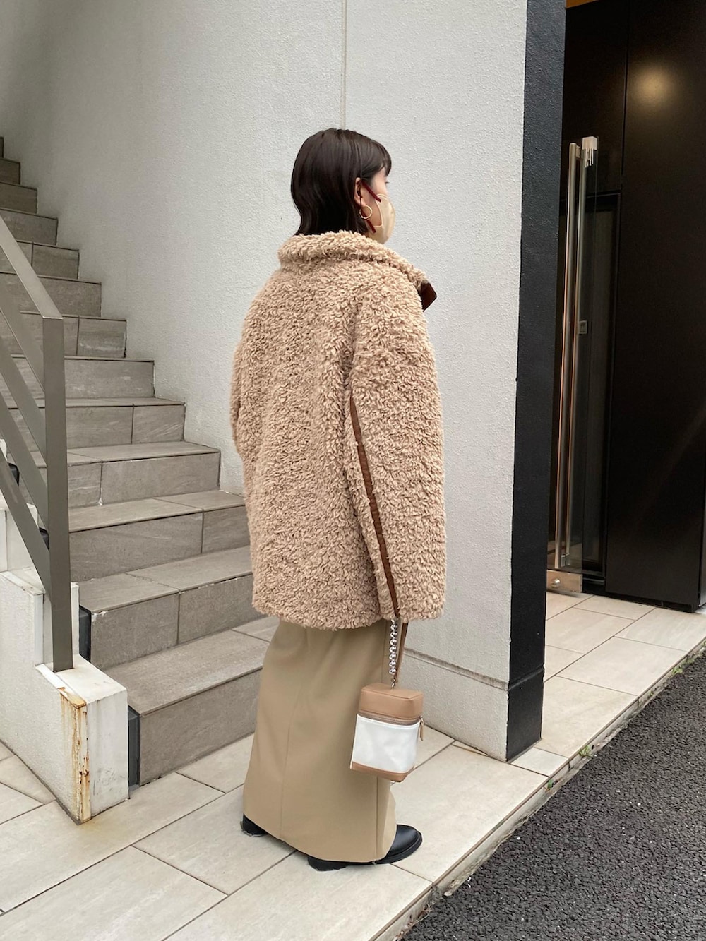 ベージュ系のブルゾン、ベージュ系のニット/セーター、ベージュ系のスカートを着用したレディースの秋コーディネートの2枚目の写真