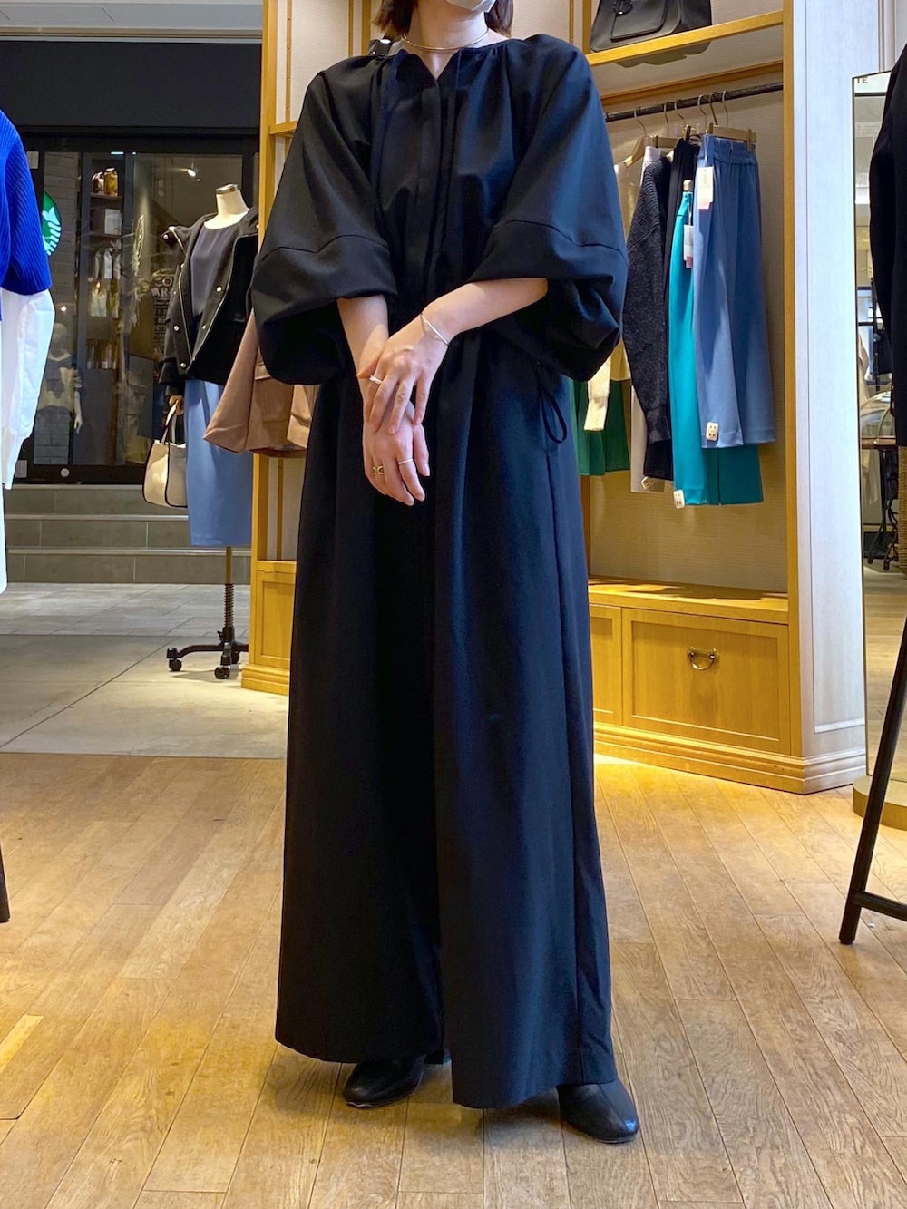 「ロンパース、オールインワン、コンビネゾン、パーティー、二次会、お呼ばれスタイル、オケージョン、結婚式、結婚式二次会スタイル、ブラックコーデ、ブーツ、オトナカワイイ、シンプル、パンツスタイル、低身長」｜「COLLAGE GALLARDAGALANTEの【ORSETTO/オルセット】バッグ（トートバッグ、ブラウン系）」を使った、numaさん（レディース・153cm）の冬コーディネートの2枚目の写真