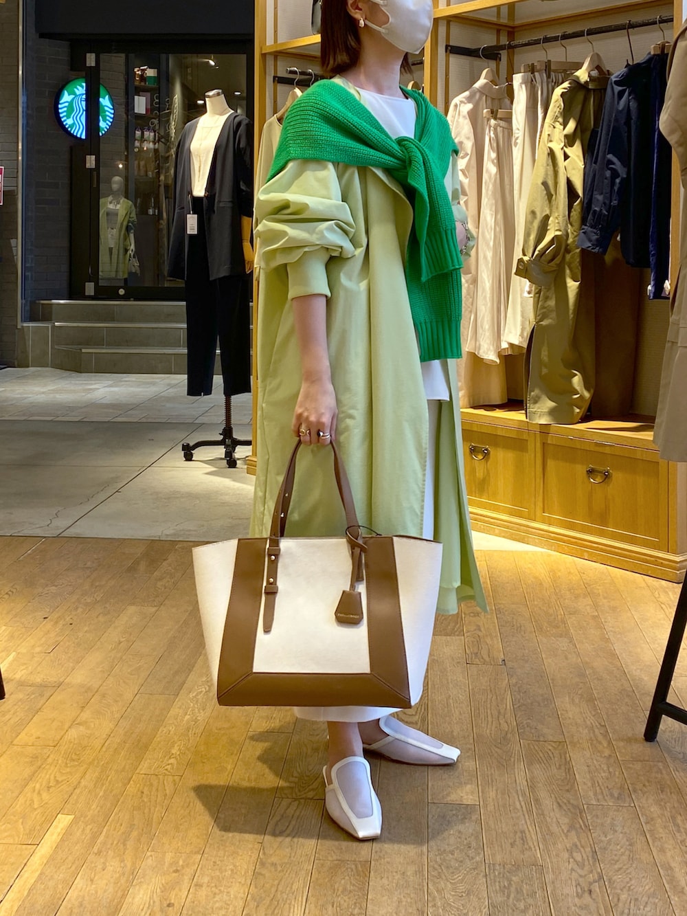 イエロー系のその他アウター、ホワイト系のシャツ/ブラウス、ホワイト系のスカートを着用したレディースの冬コーディネートの2枚目の写真