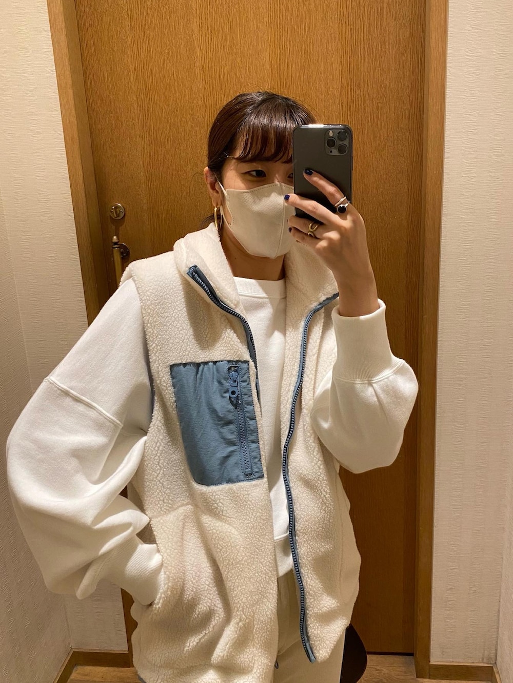 ブルー系のその他アウター、ホワイト系のスウェットを着用したレディースの秋コーディネートの2枚目の写真