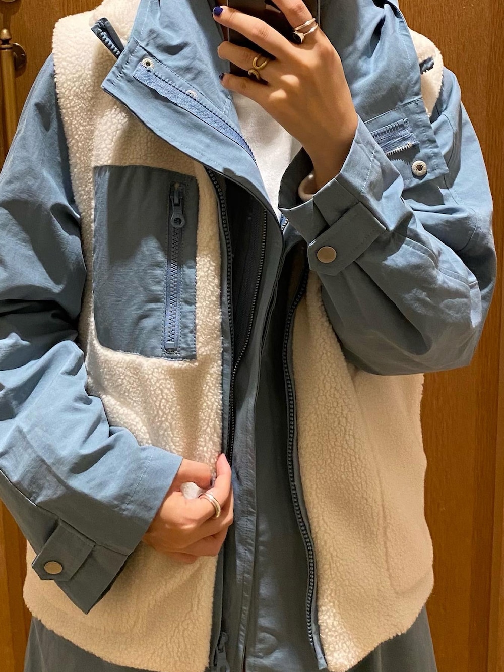 ブルー系のその他アウター、ホワイト系のスウェットを着用したレディースの秋コーディネートの3枚目の写真