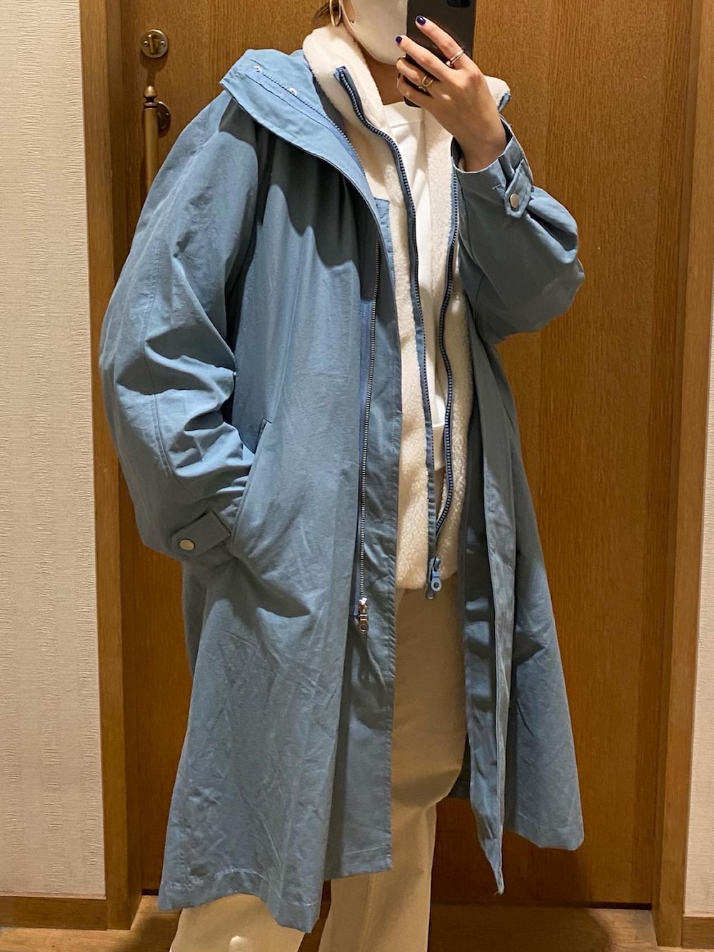 ブルー系のその他アウター、ホワイト系のスウェットを着用したレディースの秋コーディネートの4枚目の写真