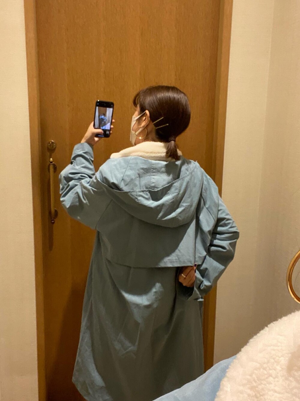 ブルー系のその他アウター、ホワイト系のスウェットを着用したレディースの秋コーディネートの5枚目の写真