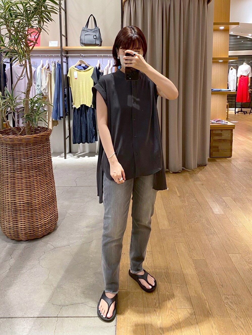 グレー系のシャツ/ブラウス、グレー系のデニムパンツ、ブラック系のサンダルを着用したレディースの夏コーディネートの2枚目の写真