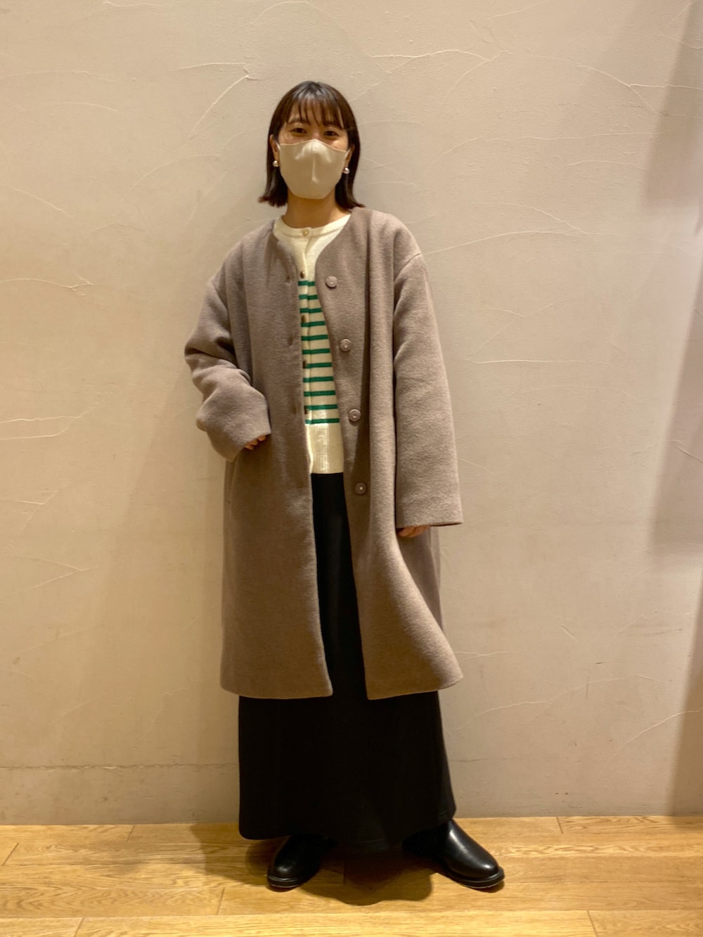 ブラック系のブーツ、ブラウン系の福袋/福箱を着用したレディースの冬コーディネートの3枚目の写真