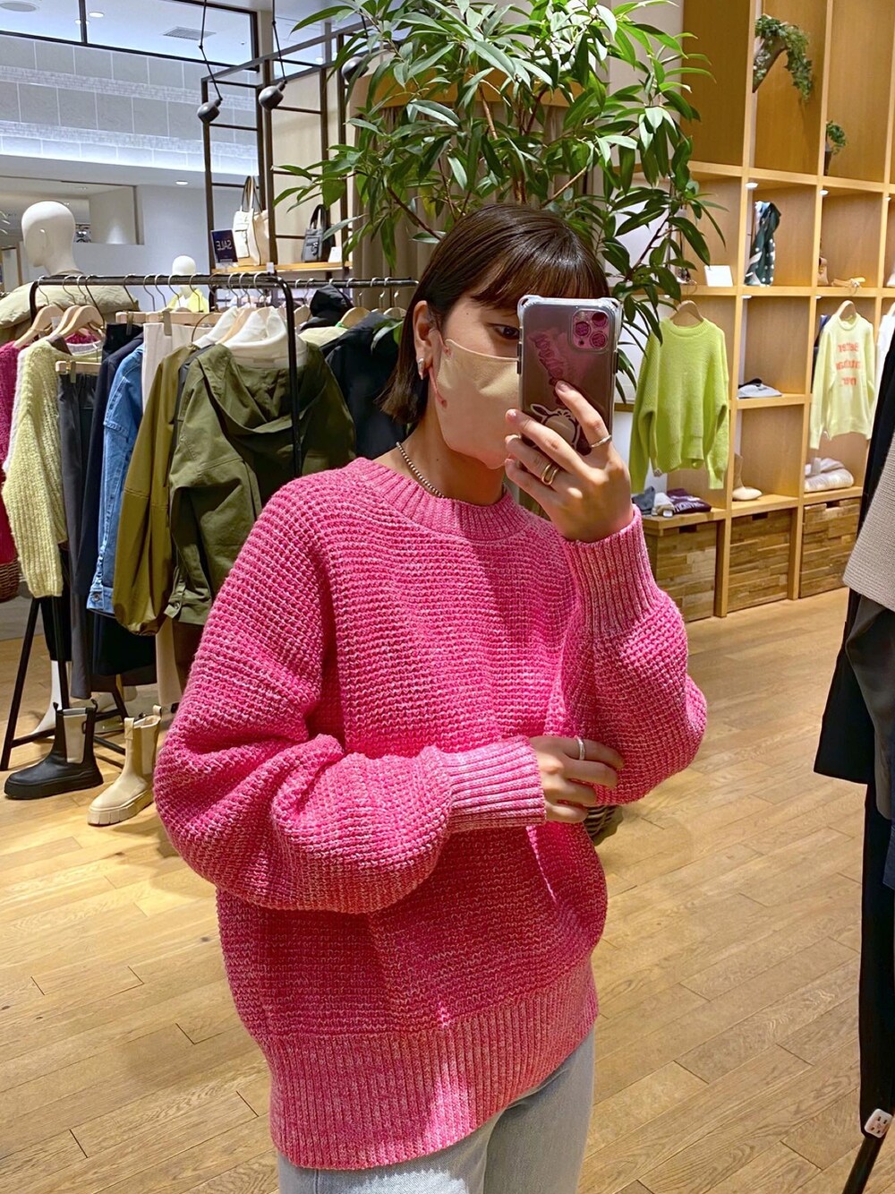 ピンク系のニット/セーター、ブルー系のデニムパンツを着用したレディースの冬コーディネートの2枚目の写真