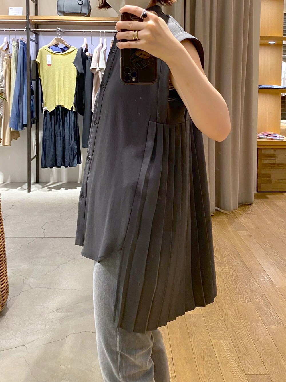 グレー系のシャツ/ブラウス、グレー系のデニムパンツ、ブラック系のサンダルを着用したレディースの夏コーディネートの3枚目の写真